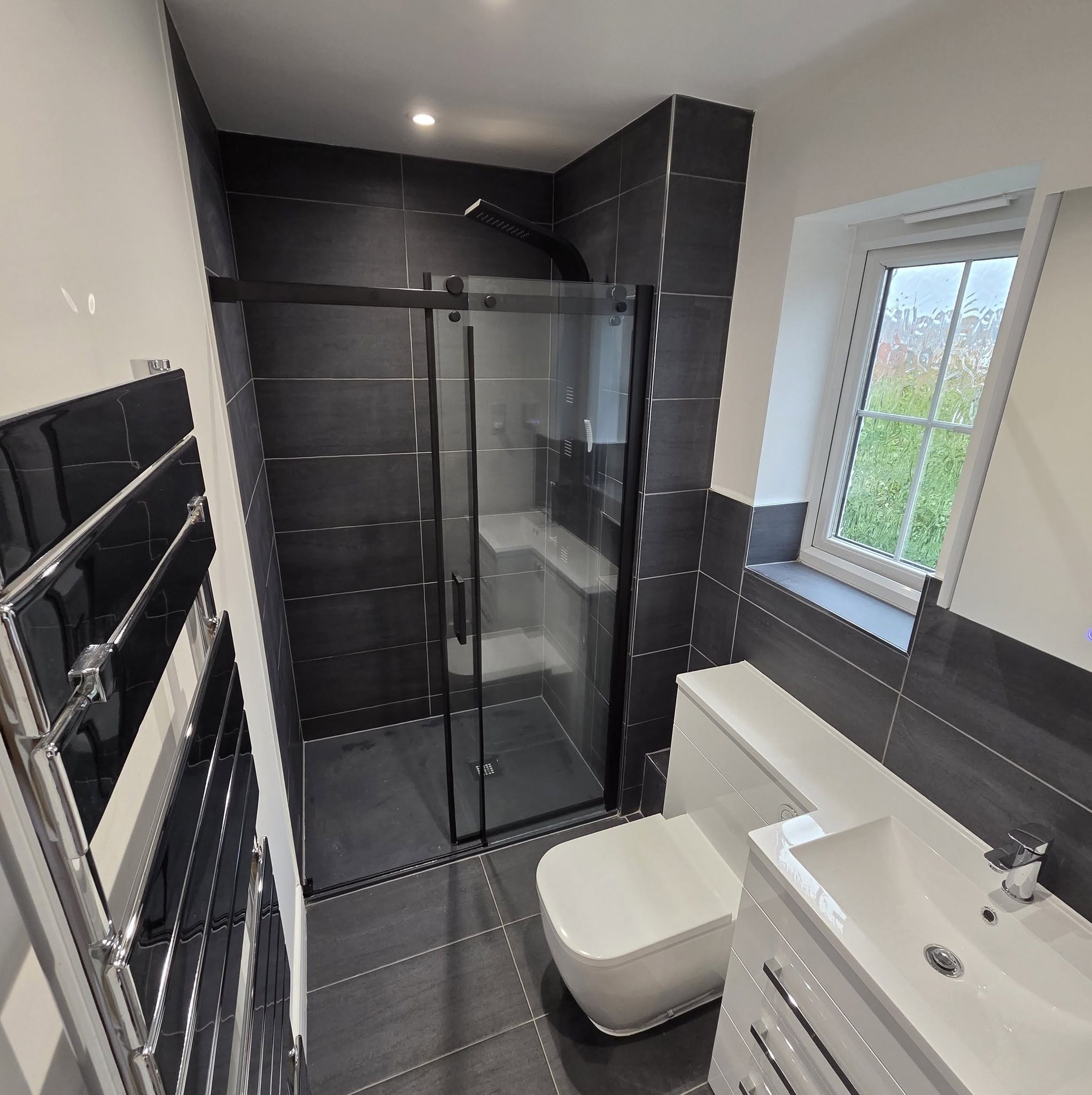 Kings Hill: Black and chrome new ensuite