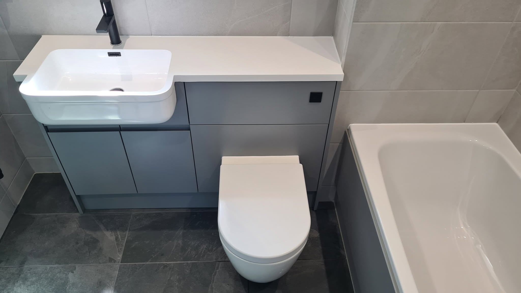Kings Hill: Black and grey new ensuite