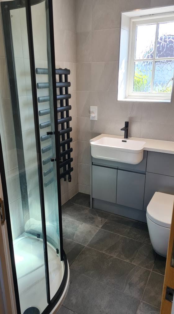 Kings Hill: Black and grey ensuite 2