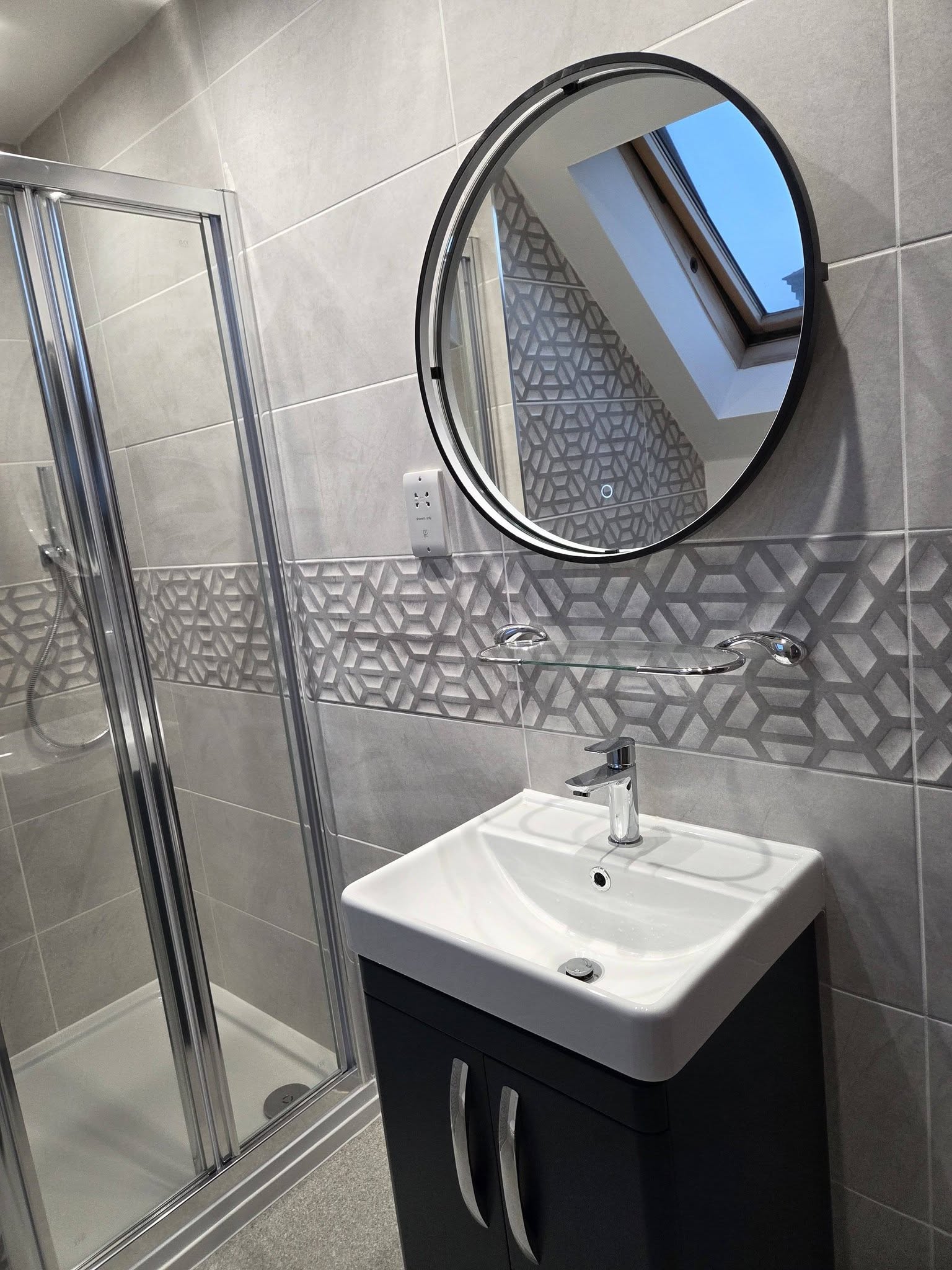 Istead Rise: Compact ensuite with feature wall tiling